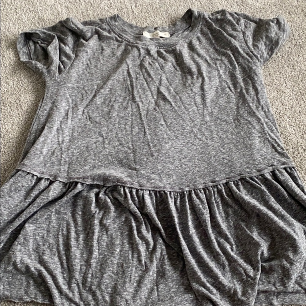 URBAN OUTFITTERS GREY TEE WITH CUTE FRILL